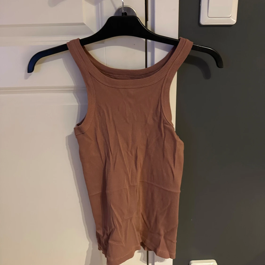 Brun ribbad linnetopp från 157