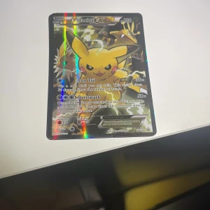 Pikachu EX - Cool och glittrig Pikachu EX Pokémonkort! Perfekt för samlare och fans av Pokémon. Kortet har snygg design och är en favorit bland unga spelare. Ett måste för dig som vill ha något unikt i din samling! Full art kort!!