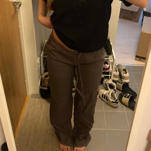 Hm linnebyxor  - Ett par lågmidjade linnebyxor från hm. Köpta förra sommaren och knappt använda, så de är i fint skick. Jag är cirka 160cm