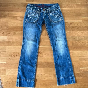 Lowwaist pepe jeans - Superlowwaist pepe jeans mer skitcool tvätt! Snygga fickor och detaljer. Mer av en rakare modell än bootcut men absolut inte för tighta! Lite noppriga i rumpan och på låren (sista bilden) men verkligen inte något man tänker på. Midjemåttet mätt platt rakt över är 41cm. Innerbenslängden är 79cm. 