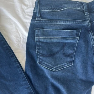 Mörkblå bootcut jeans från LTB - Snygga mörkblå jeans från LTB i modellen Molly. Jeansen har låg midja, klassiska fem fickor och bootcut-ben. Tillverkade i stretchigt denim!💗☀️Innerben 75cm midjemått 68 runt om!