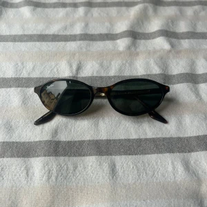 Ray-Ban solglasögon  - Snygga unika Ray-Ban solglasögon i klassisk vintage modell. Kommer med originalfodral. 