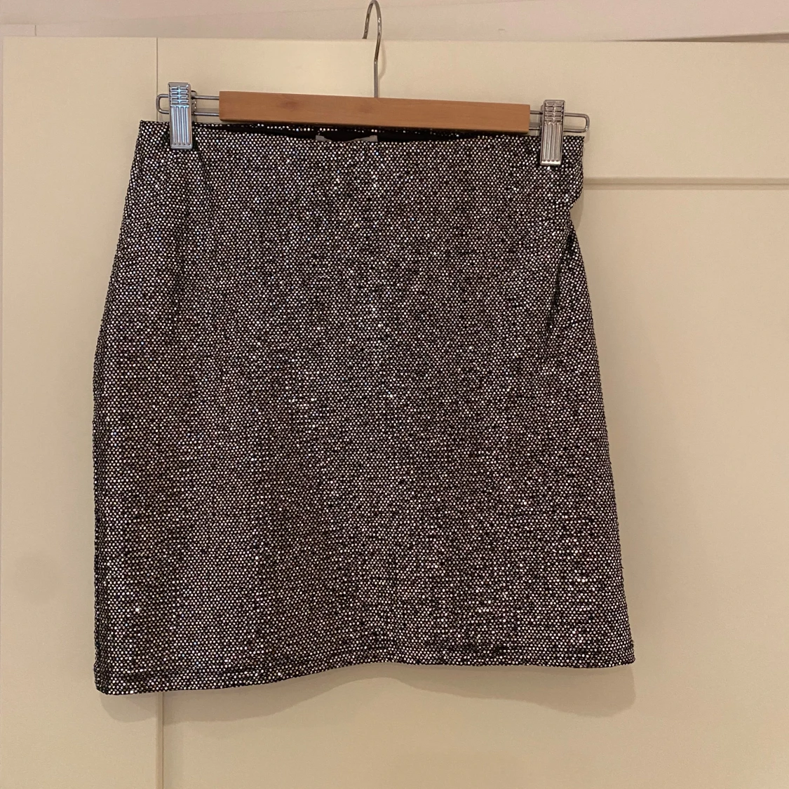 Glittrig svart minikjol