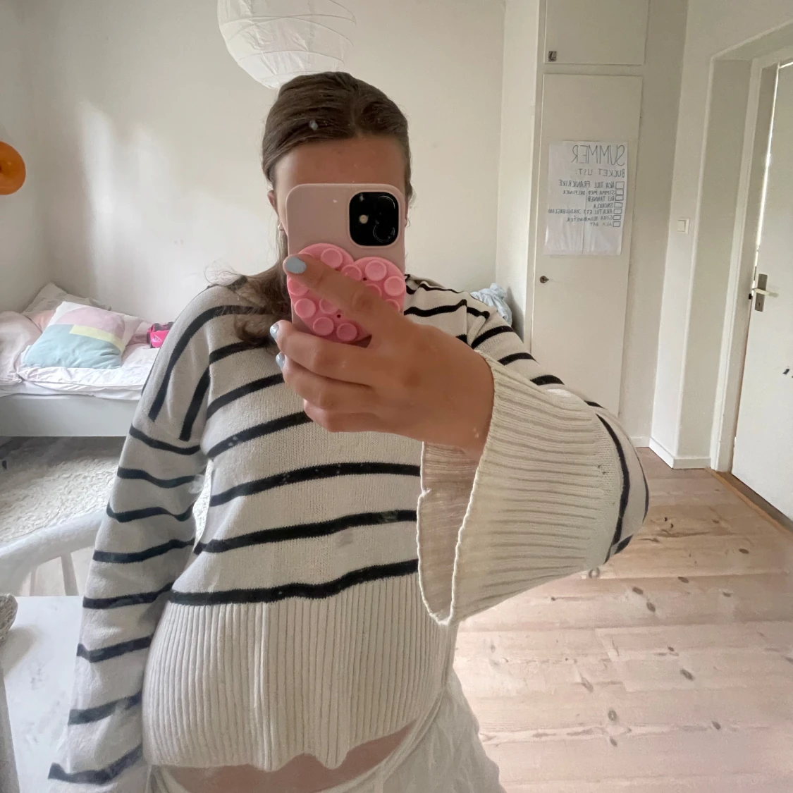 Randig vit stickad tröja