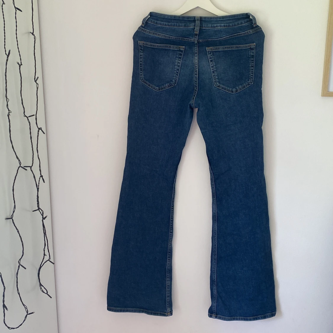 Blå bootcut jeans från H&M Divided - 1