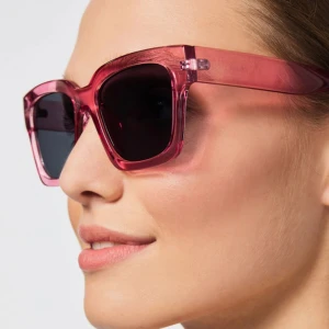 Rosa solglasögon - Snygga solglasögon med transparent rosa bågar och kantig form. Perfekta för att ge din look en cool touch. Lätta och bekväma att bära hela dagen. Aldrig använda endast testade❤️