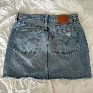 Levis jeanskjol  -  Jättefin jeans kjol från Levis i storlek 25, passar bra på mig med storlek S 🩵