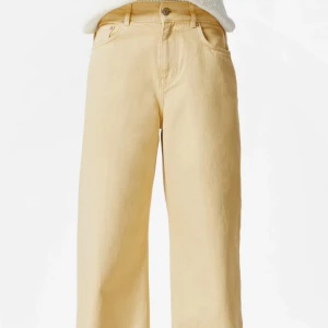 Beige wide jeans från H&M - Raka gula jeans i strl 40, köpt för 1090 säljes för 300