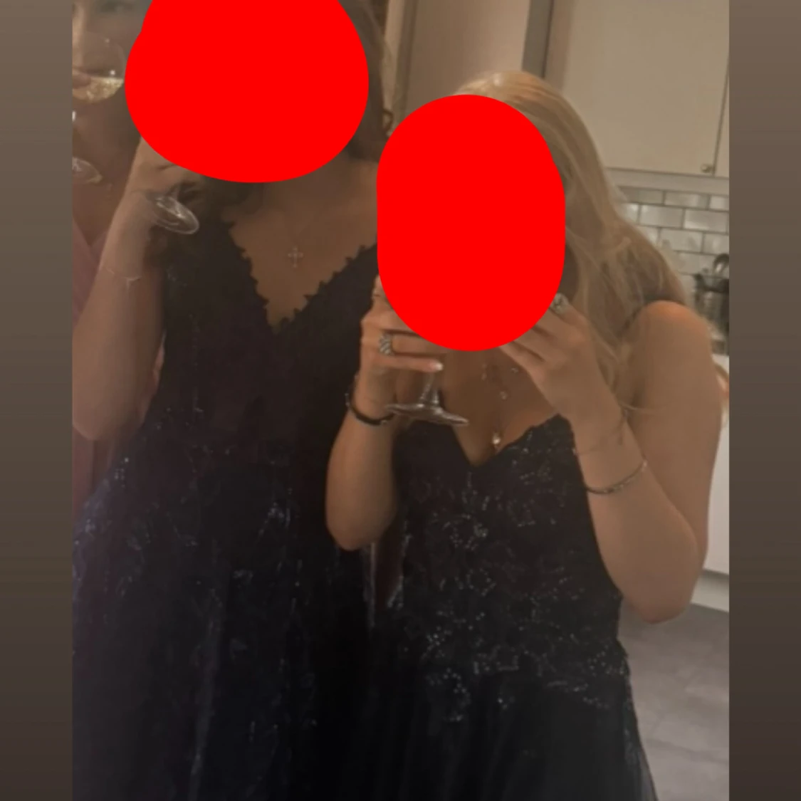 Mörkblå långklänning med spetsdetaljer - 1