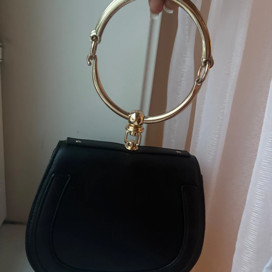 Svart handväska med gulddetaljer - 2