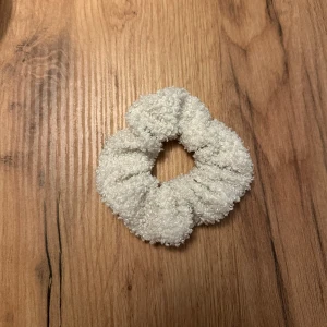 Teddytofs scrunchie - Fin teddytofs scrunchie🤍