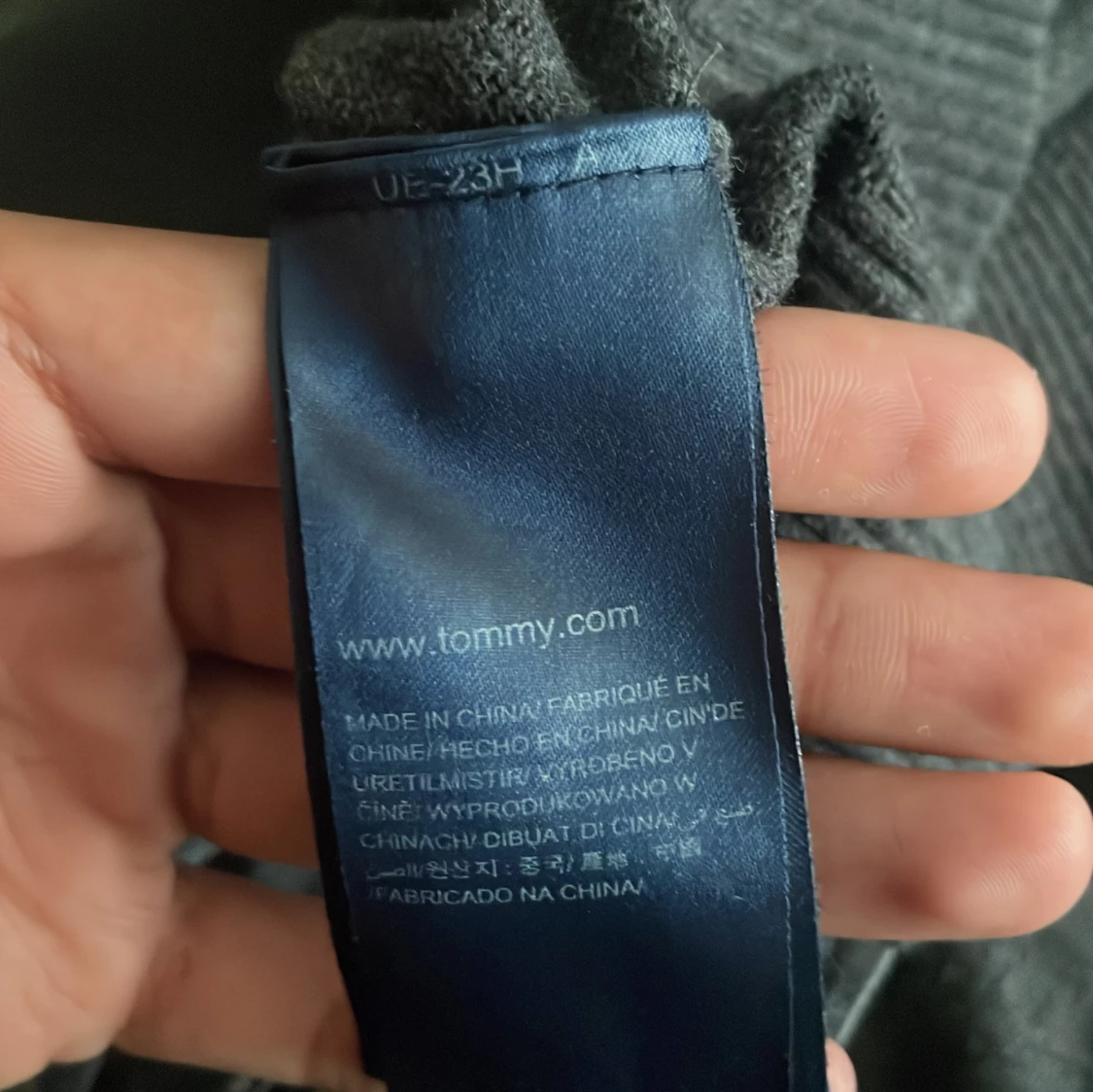 Svart v-ringad tröja Tommy Hilfiger S - 2