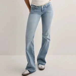 Nelly Ljusblå bootcut jeans - Snygga ljusblå jeans med bootcut-modell och klassisk femficksdesign. Jeansen har normal passform och är tillverkade i mjukt denimtyg i storlek 34. Priset går att diskutera🥰