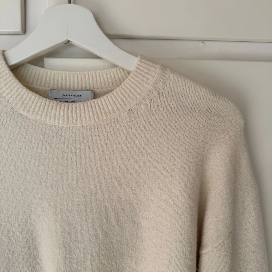 Vit stickad tröja med avslappnad passform  - 1