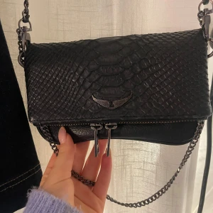 Zadig & Voltaire Väska  - Säljer min fina zadig väska eftersom den inte kommer till användning längre, den är inte i helt perfekt skick som man ser på bilderna men ingenting jag tycker märks jätte mycket. Från början köpt från zalando!😊