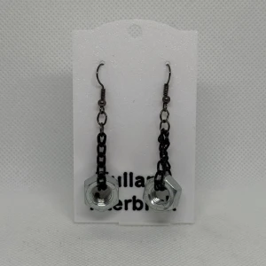 Unika örhängen industriell look - ”Industrial Chic” – unika örhängen med attityd!  Letar du efter smycken som sticker ut? Dessa handgjorda örhängen kombinerar råa muttrar med svart kedja för en industriell, edgy look – perfekt för dig som vågar visa din personlighet!  Varje par är unikt och skapat med kärlek och kreativitet. Lätta att bära men fulla av attityd – passar lika bra till vardags som till festen. 