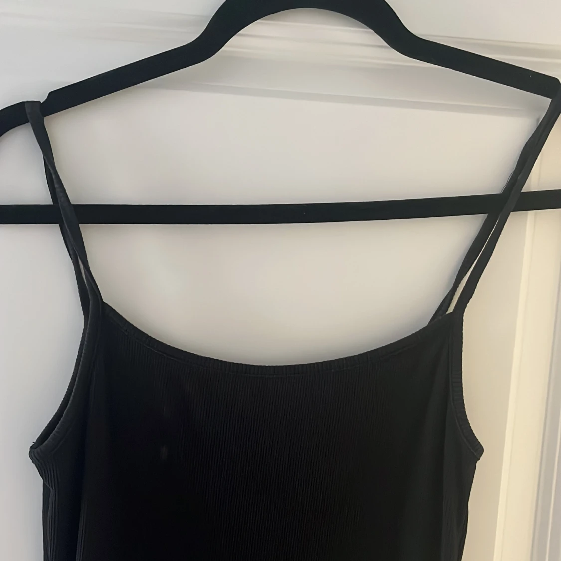 Svart ribbad långklänning med slits - 1