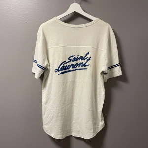 Saint Laurent T-shirt  - ‼️VI TAR EJ BYTEN‼️Saint Laurent T-Shirt  | Skick: 8/10 | Storlek (S), Passar (M) | Fraktar inom 24H efter köp på köparens bekostnad 📦💨 | Hör av dig vid minsta fråga eller fundering 💭