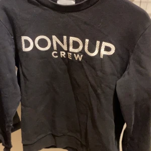 Svart sweatshirt från Dondup - Svart crewneck ifrån dondup i storlek s. Tröjan är lite skrynklig på bilden men inget som är permanent 