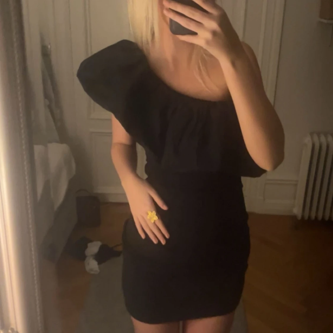 Svart one shoulder kortklänning