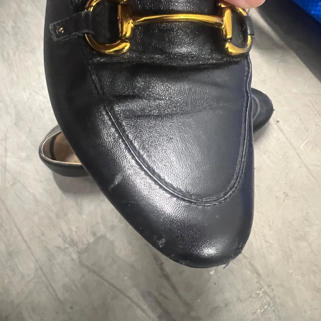 Svarta loafers med guldspänne - 3