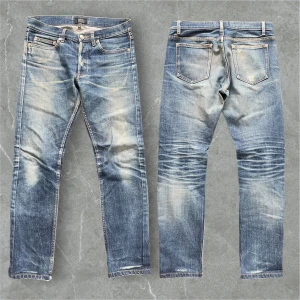 Blå jeans från A.P.C. - Snygga blå jeans från A.P.C med snygg wash och fade. Midjemått: 39 cm, ytterbenslängd: 96 cm, fotvidd: 16 cm. 