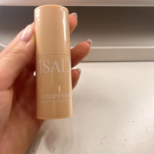 Isadora Glow Stick Sparkling Beige - Glow Stick från Isadora i färgen 24 Sparkling Beige. Ger en dewy och glowig  finish, perfekt för att highlighta ansiktet.(oöppnad)