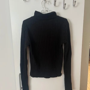 Svart långärmad turtleneck top! - Svart långärmad turtleneck från Gina Tricot i storlek XS🫶🏼