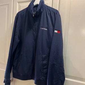 Blå vindjacka från Tommy Hilfiger - Snygg marinblå vindjacka från Tommy Hilfiger