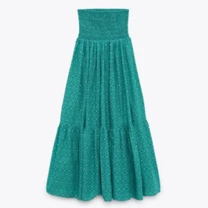 Turkos långkjol med smock i midjan - Säljer en turkos långkjol med smockad midja och lätt volang nertill. Kjolen har ett diskret geometriskt mönster och är luftig och flowy, perfekt för varma dagar. Passar dig som gillar boho-vibe och vill ha något bekvämt men ändå snyggt.