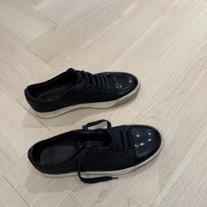 Svarta sneakers från Lanvin - Ett par sjukt trendiga och snygga skor från Lanvin. Nypriset ligger på cirka 4600kr och dessa är nästan helt nya så ett galet pris. 