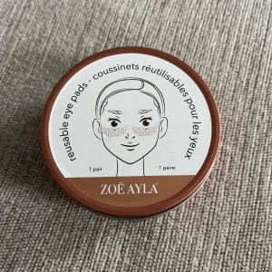 Zoe Ayla Rose Gold Glitter Reusable Eye Pads - Ett par återanvändbara ögonpads från ZOË AYLA. Perfekt för att fräscha upp huden under ögonen. Nyskick. Enbart provade. Fått i present annat och behöver ej dessa längre.