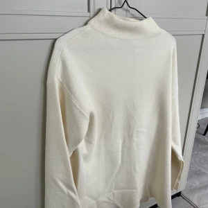 Polo tröja från Bianca (Nelly) - En polo tröja i krämvit från Bianca ingrossos kollektion från Nelly. OBS! Finns matchande byxor att köpa till (kolla på min profil) Om du köper i ett sett blir priset 300kr för både byxor och tröja.