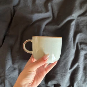 Grå kaffekopp - Grå kaffekopp med bruna detaljer från IKEA som rymmer 37 cl. Aldrig använda och säljs antingen enskilda, som 4-pack eller alla 12 beroende på hur många du är intresserade av. Orginalpriset var 39 kr/st.  Enskilda - 20 kr  4-pack - 65 kr  Alla 12 - 225 kr