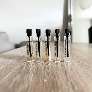 5 Essnce parfymer - Parfymer från Essnce, se dofterna på bilden. Droppat en droppe från vissa. Nypris är 45kr/st på webben men jag säljer alla 5 för 60 kr tillsammans. Säljer även andra dofter, se profilen! ☺️