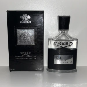Creed Aventus Eau de Parfum 100ml - Säljer en Creed aventus 95/100 ml för endast 199 kr då den troligen är förfalskad (köpt av en annan säljare så har ingen äkthetsbevis). Oavsett ifall den är förfalskad så skulle jag säga att den är svår att urskilja i doften 