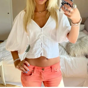 Vit blus med puffärmar och knappar - Sötaste vita blusen. Supertrendig och perfekt nu till sommaren och våren☀️ Sista bilden är min, resten är lånade av tildeforsling. Materialet är linne och viskos, så den är sval och skön☺️Väldigt eftertraktad, köp direkt, jag postar snabbt! 