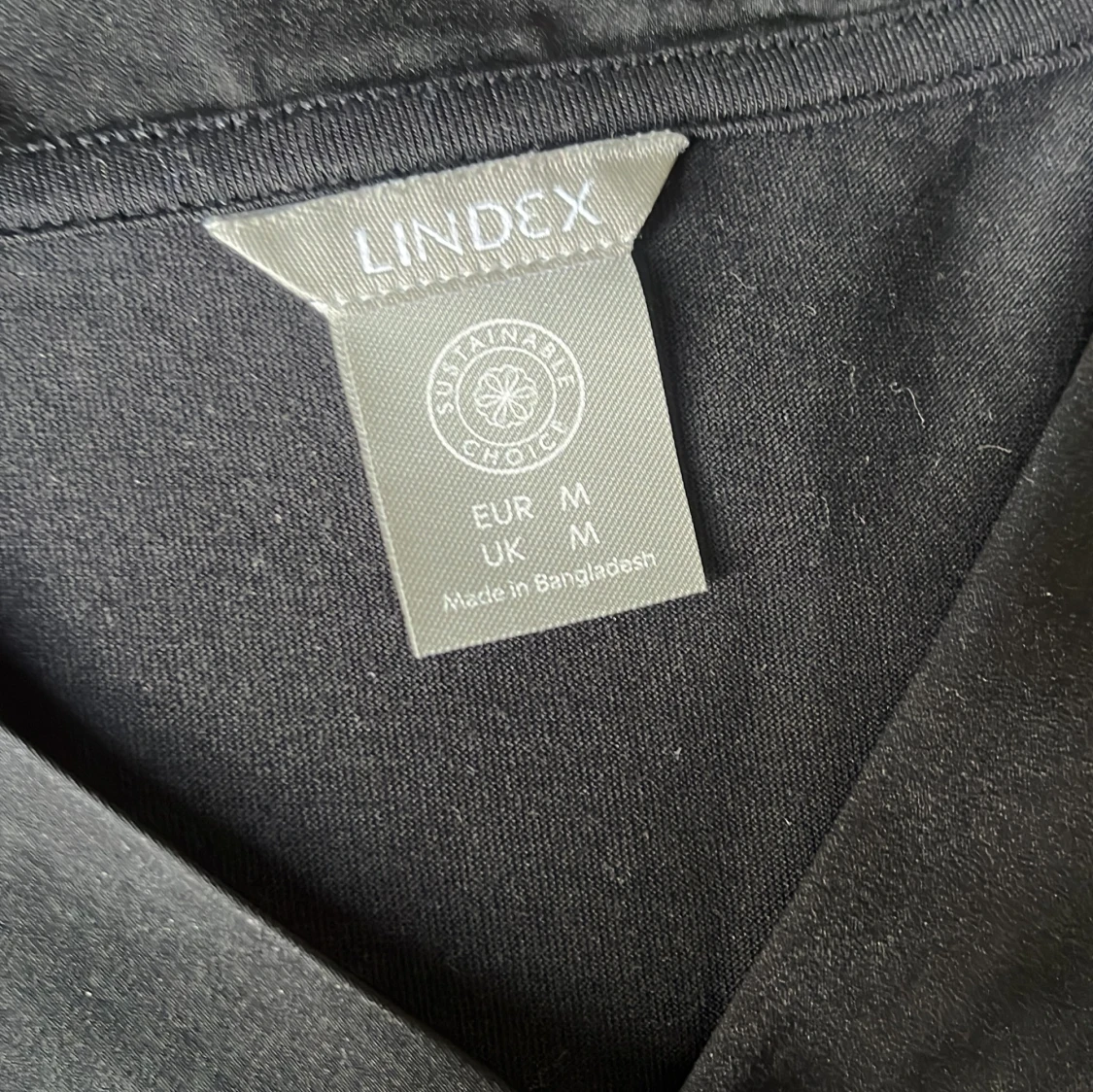 Svart v-ringad topp från Lindex - 1