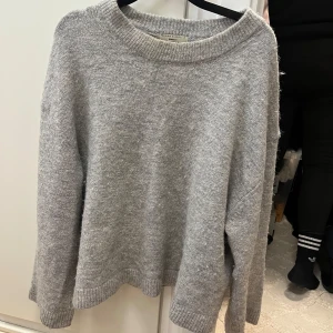Grå stickad tröja från Gina Tricot - Mysig grå stickad tröja från Gina Tricot i storlek S. Men jag själv har m och sitter jätte bra på mig. Tröjan har en rund halsringning, långa ärmar och ribbade muddar vid ärmslut och nederkant. Perfekt för lager-på-lager och chill dagar. Kommer inte till användning längre🥰