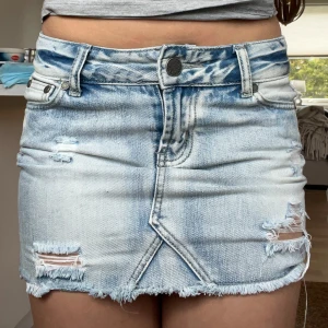 Lågmidjad jeanskjol  - Jättefin ljusblåa jeanskjol köpt på plickk!! Midjemåttet rakt över är ca 37 cm🥰 Fint skick, pytte lite trög dragkedja fast märks knappt💓💓säljer då den inte kommer till användning!