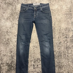 Mörkblå  från Jacob Cohen - Snygga mörkblå  jeans från Jacob Cohen, modell 622