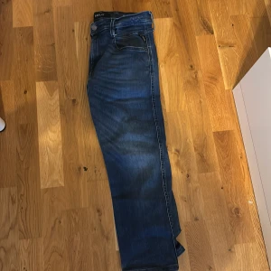 Replay mörkblå jeans straight fit - Snygga mörkblå jeans från Replay med klassisk femficksdesign och raka ben. Jeansen har en diskret tvättad look och är tillverkade i slitstarkt denimtyg. Perfekta för en avslappnad och stilren outfit. storlek 30 och längd 28