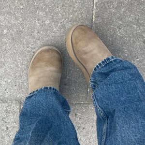 UGG ultra mini - Mysiga beiga/antilope ultra mini boots från UGG med mjukt foder och ovandel i mocka. Varma och sköna, finns några märken från regn på dem men annars i bra skick 😊