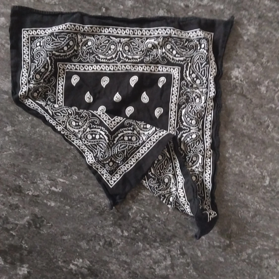 Svartvit paisley bandana halsduk - 1