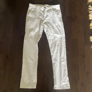 Vita raka chinos i bomull - Snygga vita chinos 