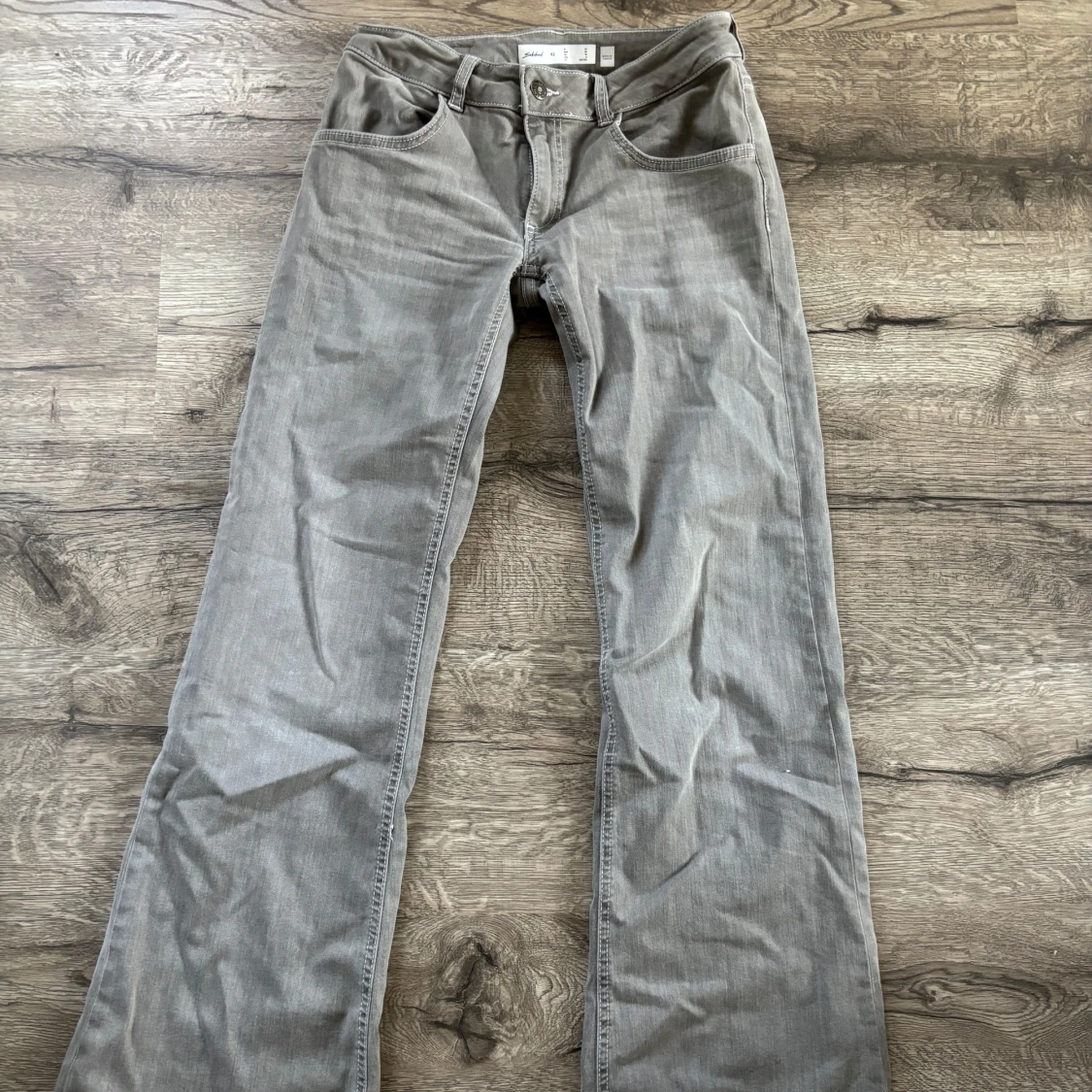 Grå bootcut jeans från Subdued