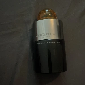 Molton Brown Oudh Accord & Gold EdP 100ml - Lyxig parfym från Molton Brown, Mesmerising Oudh Accord & Gold, 100ml Eau de Parfum. Flaskan är svart med silverdetaljer och en rund, bärnstensfärgad kork. Kommer i elegant mörkbrun kartong med guldtext. Tillverkad i England.