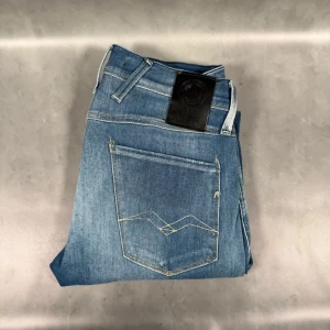 Replay Anbass - - Replay Anbass — Storlek 28/32 — 9/10 Bra skick utan skavanker — Inkluderat - Jeans — Retail 1800kr — Midja: 35cm Längd: 104cm — Modellen är - 180cm, 65kg — Köp innan 20:00 Fraktas samma dag📦-