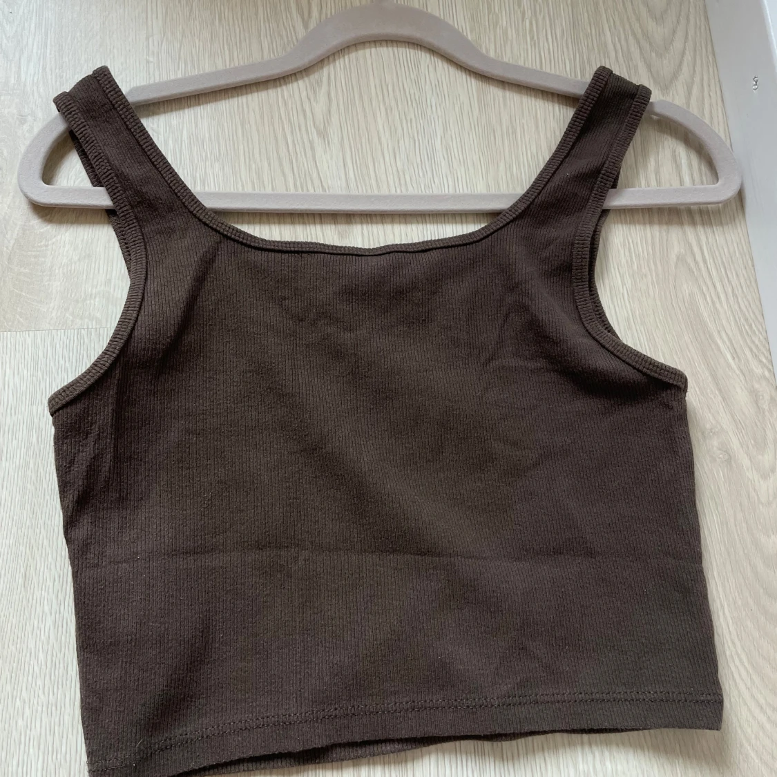 Brun ribbad linnetopp från H&M - 2