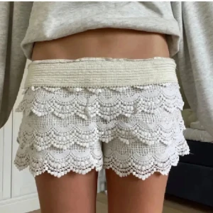 Beiga spetsshorts  - Säljer ett par snygga oanvända beiga spetsshorts som passar xs-m💕